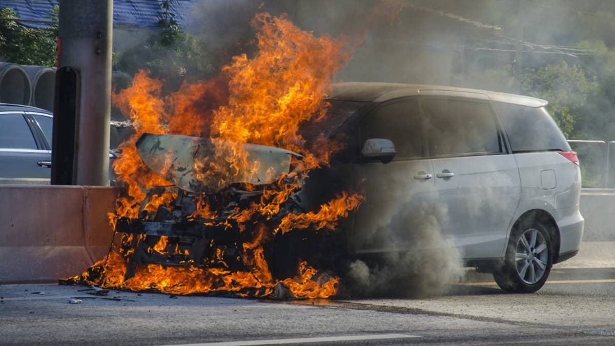 Penyebab Mobil Terbakar Saat Sedang Berkendara