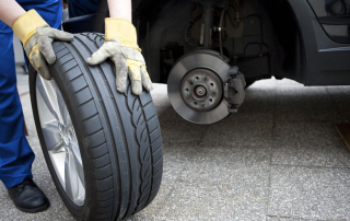 Cara Ganti Ban Mobil dan Risiko Pakai Ban Beda Ukuran