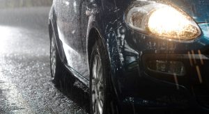 Hati - Hati! Ini Penyebab Kecelakaan Mobil saat Musim Hujan