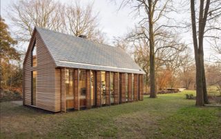 Rumah Kayu VS Rumah Kaca, Mana yang Lebih Baik?