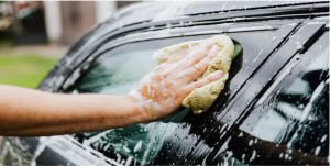 Pilih Mana, Cuci Mobil Sendiri atau Bawa ke Car Wash?