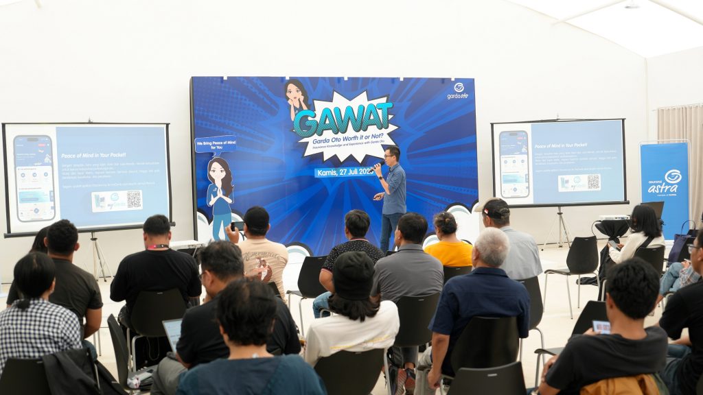 Regional Manager DKI Asuransi Astra, Hendra, saat sedang memberikan materi pengetahuan umum mengenai asuransi serta produk dan layanan Garda Oto kepada rekan media di workshop GAWAT : Garda Oto Worth It or Not secara offline pada Kamis, 27 Juli 2023.