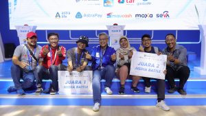 Head of PR, Marcomm, & Event, Laurentius Iwan Pranoto bersama para pemenang Media Battle di GIIAS Tangerang 2023, yang diselenggarakan di main booth Astra Financial, Hall 7.