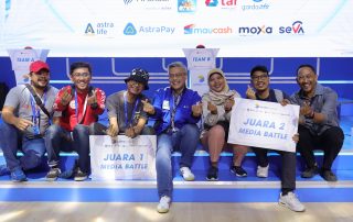 Head of PR, Marcomm, & Event, Laurentius Iwan Pranoto bersama para pemenang Media Battle di GIIAS Tangerang 2023, yang diselenggarakan di main booth Astra Financial, Hall 7.