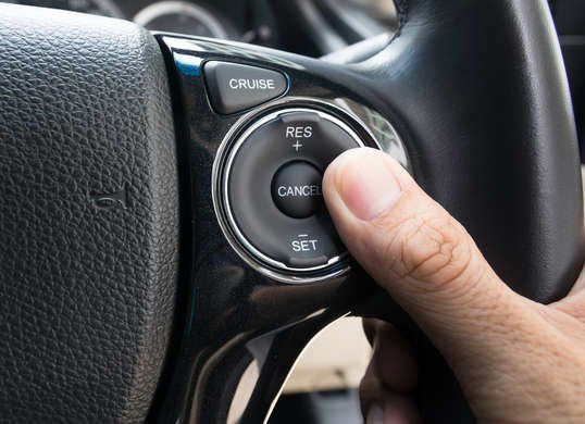 Bagaimana Cara Kerja Fitur Cruise Control pada Mobil?